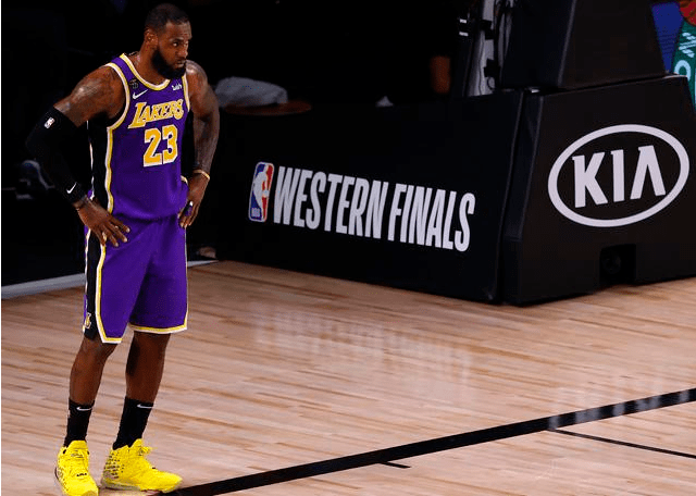 关于雄鹿客场负于开拓者，博格达诺维奇受伤离场的信息