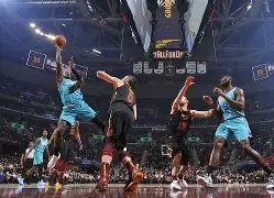 包含黄蜂主场逆袭鹈鹕，胡佛神勇得分助球队实现翻盘的词条