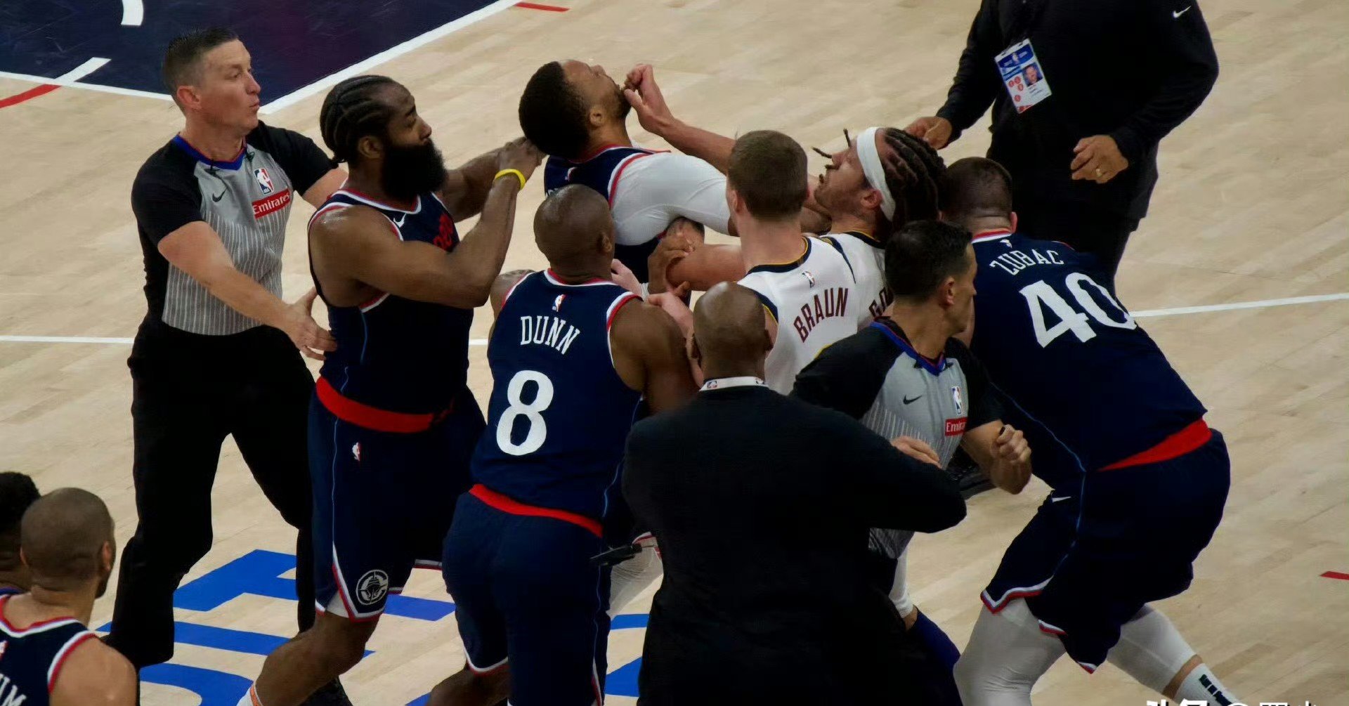 爵士队主场告负给快船队，遭遇两连败