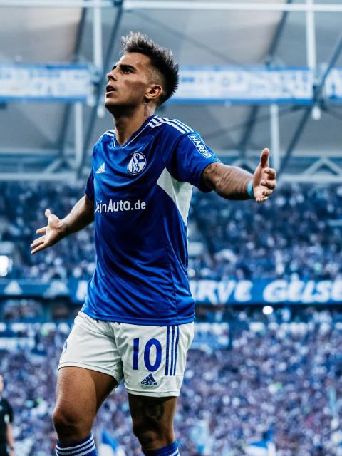 沙尔克04客场失利，保级前景岌岌可危