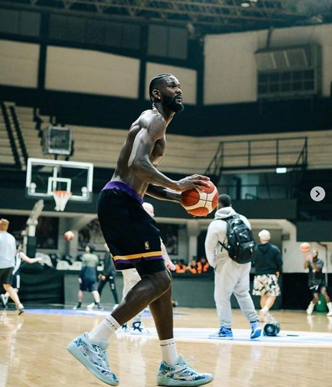 太阳中锋艾顿：我们要坚定信心才能赢下比赛的简单介绍