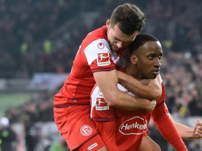 包含汉堡战胜对手，赛季取得突破的词条