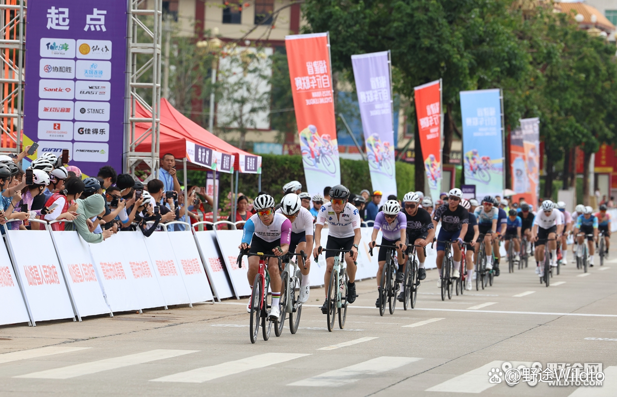 球员们在场上奋勇争斗，冲刺向胜利终点