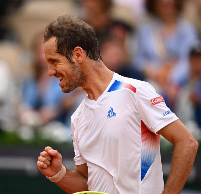 斯洛伐克队奋力拼搏，取得胜利晋级